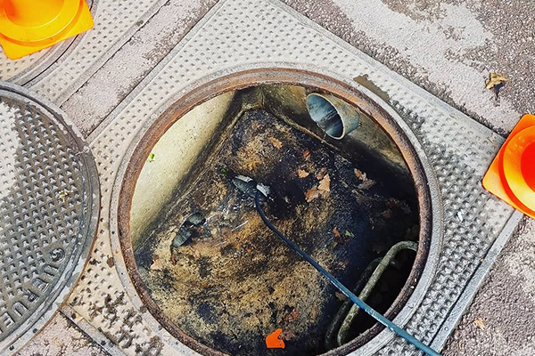 Travaux sur un regard et un réseau d'assainissement